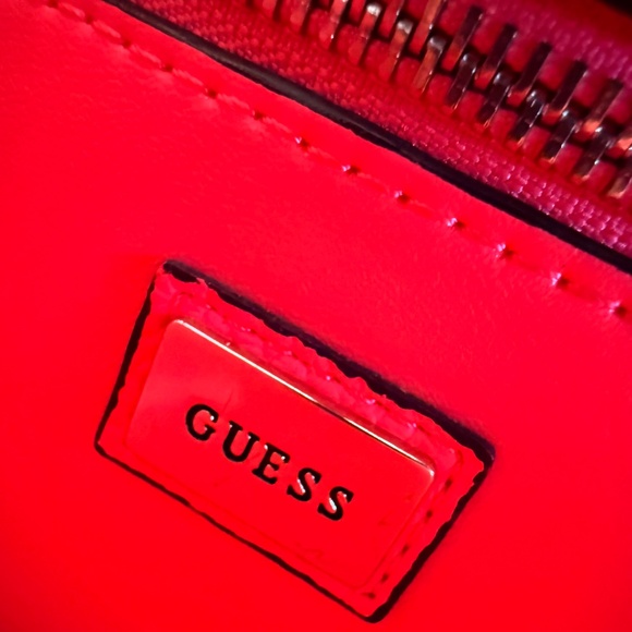 GUESS Large Uptown Chic Turnlock satchel vibrant pink - Picture 9 of 11